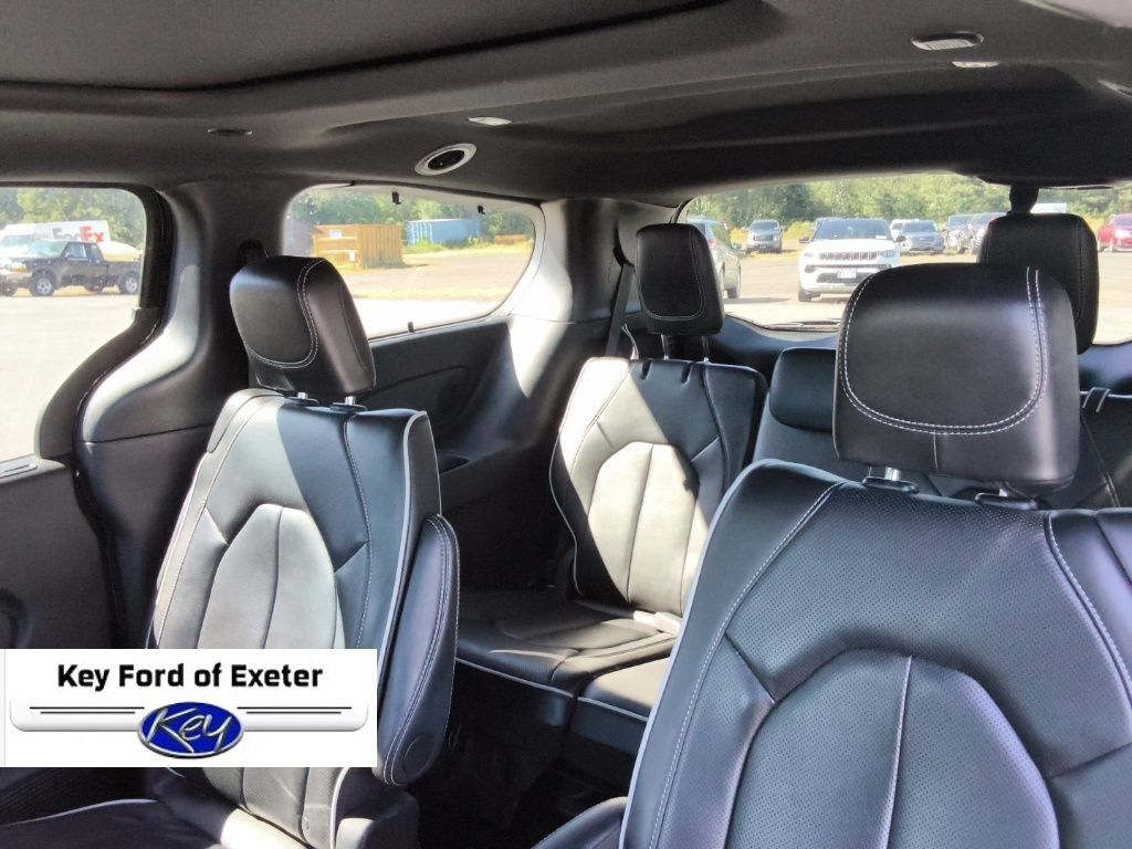 Used 2025 Chrysler Pacifica Limited FWD image 16