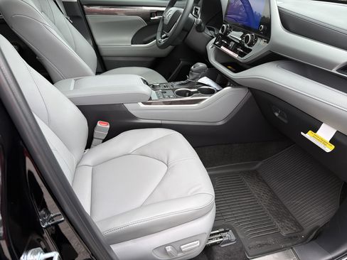 New 2026 Toyota Highlander Platinum image 23
