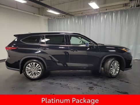 Used 2025 Toyota Highlander Platinum image 9
