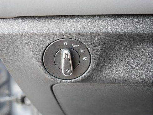 Certified 2025 Volkswagen Jetta SE image 24