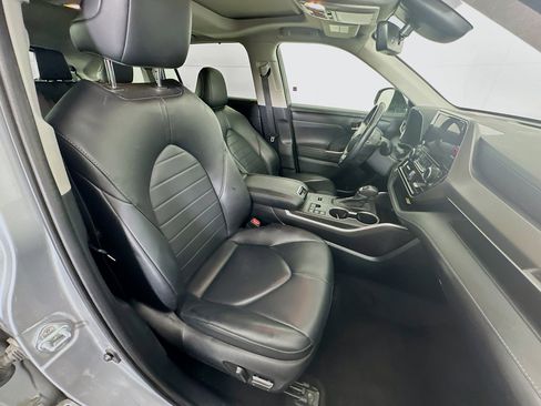 Used 2024 Toyota Highlander XLE FWD image 33
