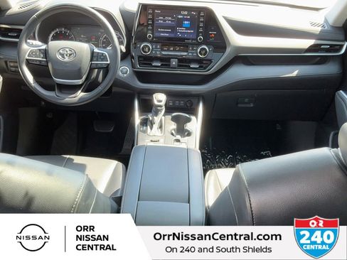 Used 2022 Toyota Highlander XLE AWD/4WD image 16