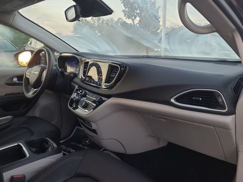 Used 2024 Chrysler Pacifica Touring-L FWD image 23