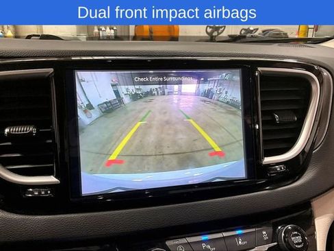 Used 2024 Chrysler Pacifica Touring-L image 17