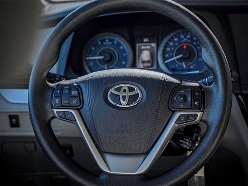 Used 2020 Toyota Sienna LE image 22