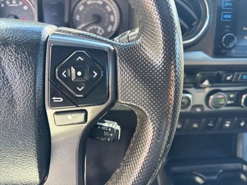 Used 2017 Toyota Tacoma TRD Off-Road w/ Premium & Technology Package AWD/4WD image 19