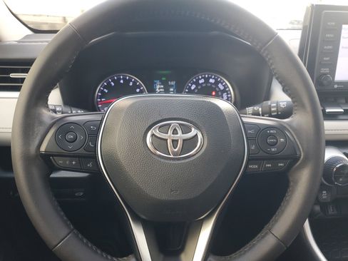 Used 2020 Toyota RAV4 XLE Premium image 21