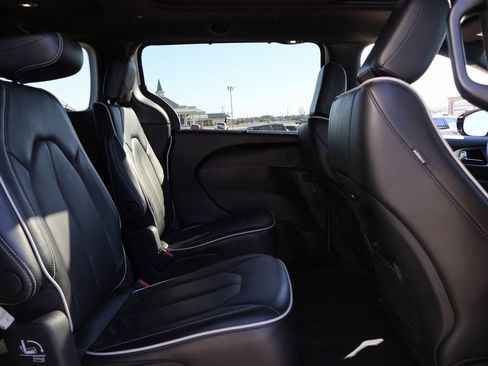 Used 2025 Chrysler Pacifica Limited image 11