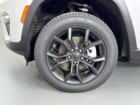New 2025 Jeep Grand Cherokee Limited image 31