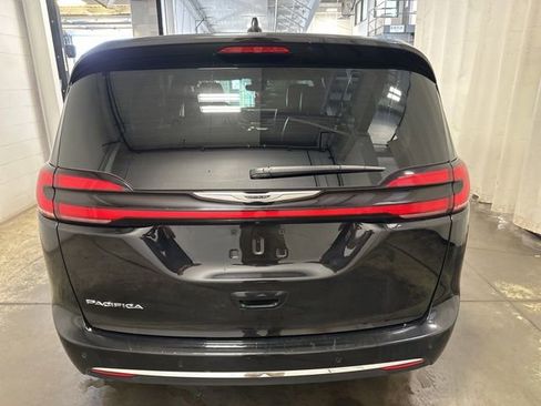 Used 2025 Chrysler Pacifica Select image 5