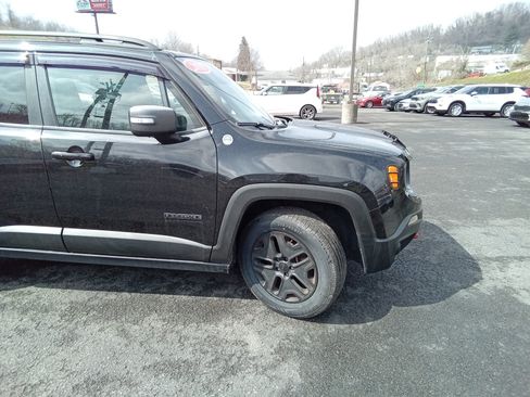 Used 2017 Jeep Renegade Trailhawk AWD/4WD image 2