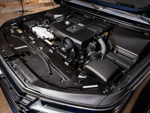 Used 2025 Lexus GX 550 w/ Cold Area Package image 40