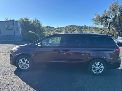 Used 2017 Kia Sedona LX w/ LX Essentials Premium Package image 8