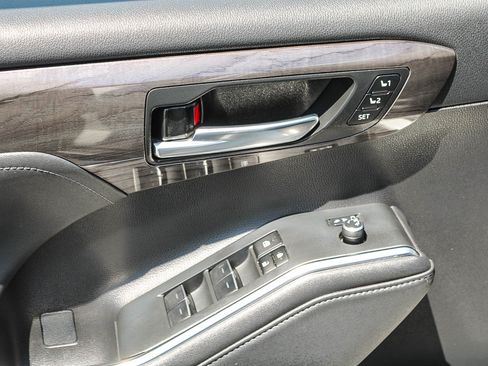 Used 2023 Toyota Highlander Limited FWD image 22
