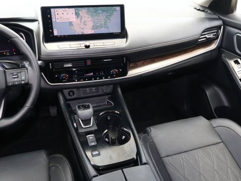 Used 2025 Nissan Rogue Platinum FWD image 11