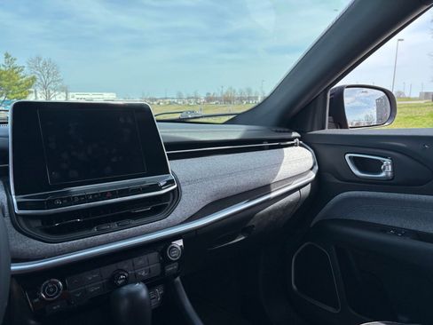 Used 2025 Jeep Compass Latitude image 34