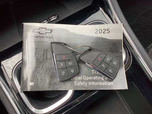 Used 2025 Chevrolet Traverse LT image 22