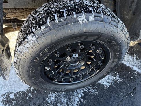 Used 2018 Toyota Tacoma TRD Sport image 17