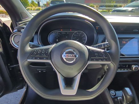 Used 2020 Nissan Kicks SV image 17