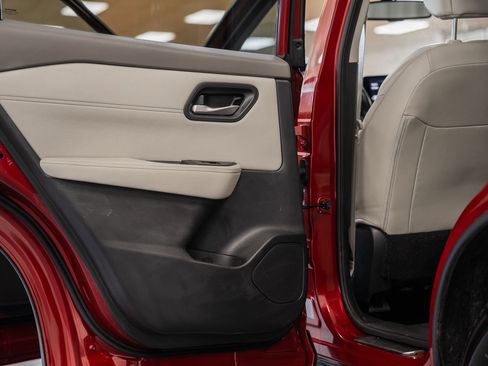 Used 2023 Nissan Rogue SL image 41