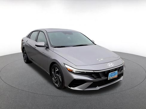 Used 2025 Hyundai Elantra SEL image 3