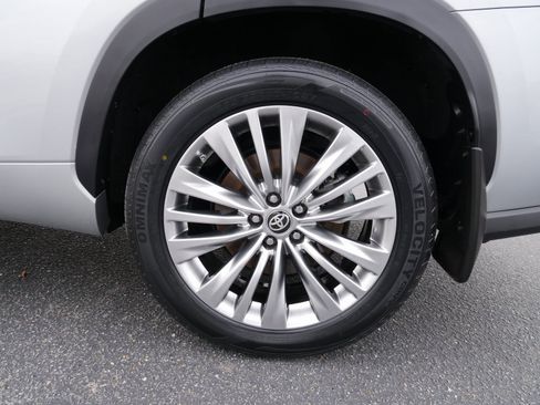 Used 2024 Toyota Highlander Platinum image 12