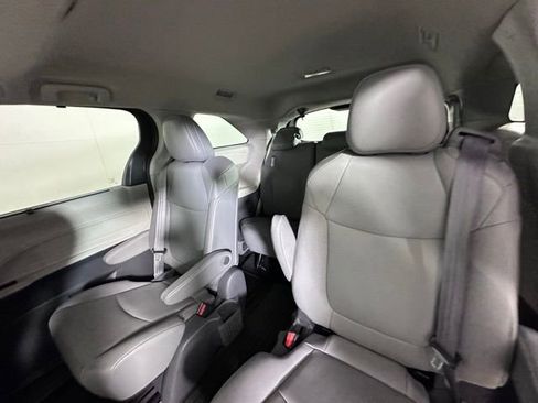 Used 2021 Toyota Sienna XLE image 18