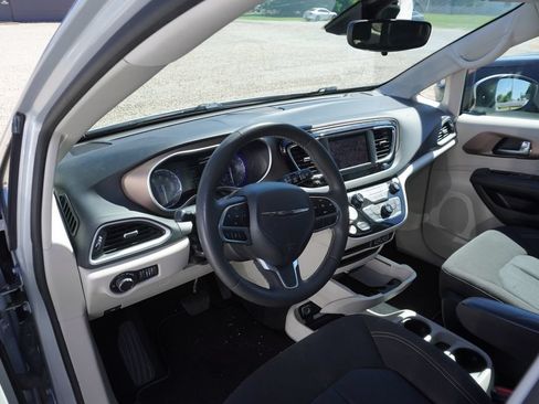 Used 2023 Chrysler Voyager LX FWD image 3