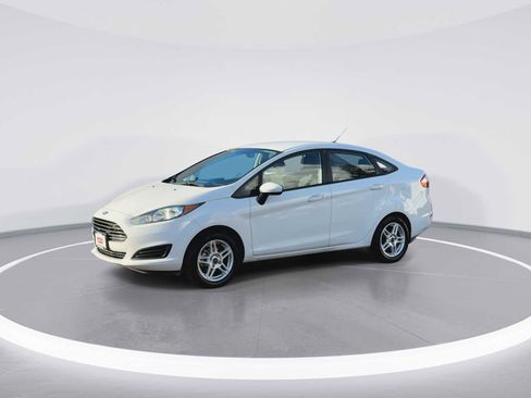 Used 2017 Ford Fiesta SE image 4
