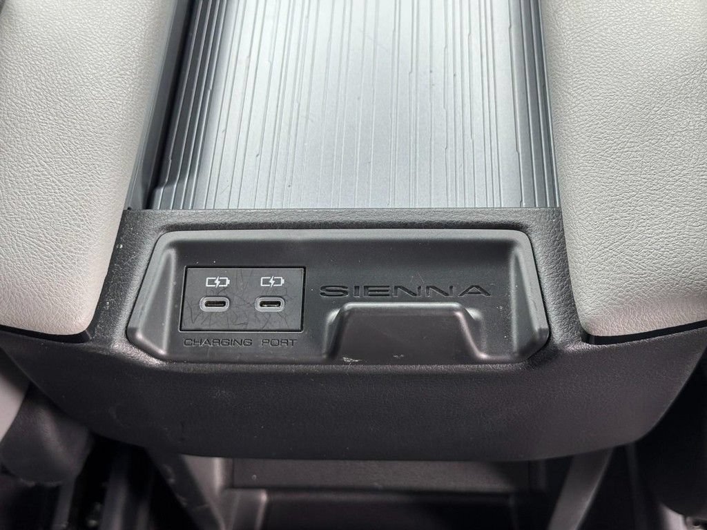 Used 2025 Toyota Sienna XLE FWD image 19