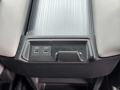 Used 2025 Toyota Sienna XLE FWD image 19
