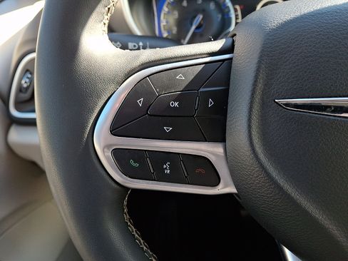 Used 2024 Chrysler Pacifica Touring-L FWD image 23
