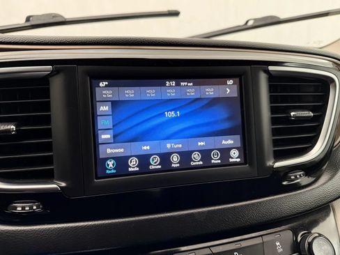 Used 2019 Chrysler Pacifica Touring-L FWD image 17