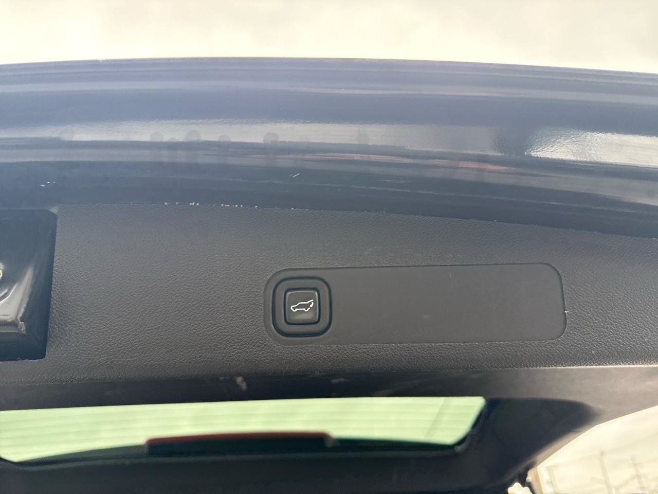 Used 2013 GMC Yukon XL Denali RWD image 9