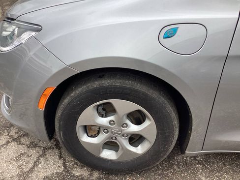 Used 2018 Chrysler Pacifica Touring Plus FWD image 8