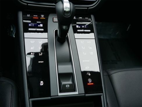 Used 2025 Porsche Macan image 15