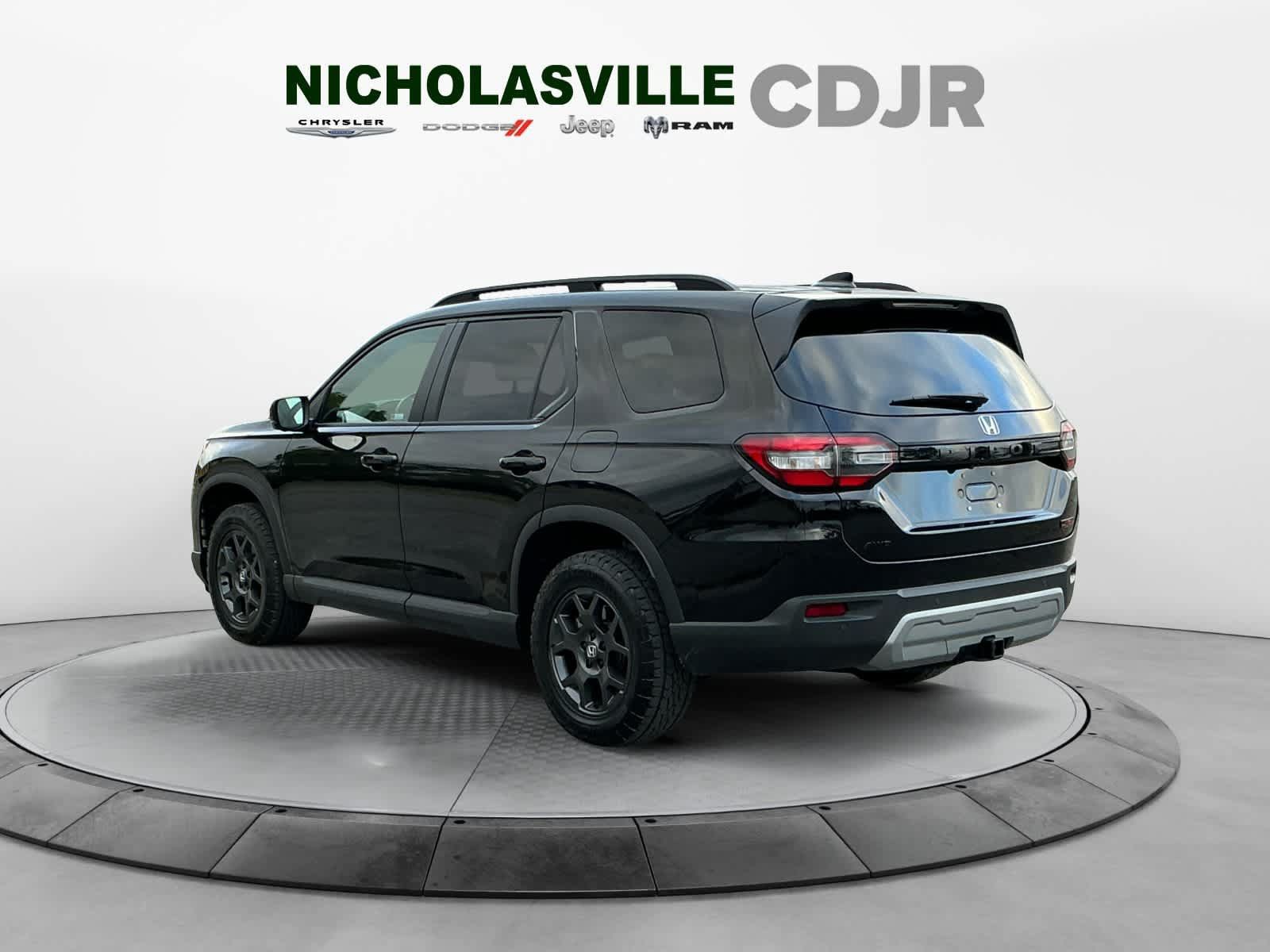 Used 2025 Honda Pilot TrailSport image 3