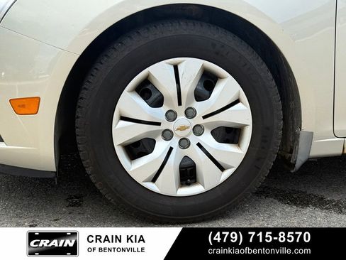 Used 2013 Chevrolet Cruze LS FWD image 28
