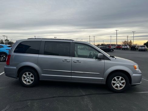 Used 2013 Chrysler Town & Country Touring image 5