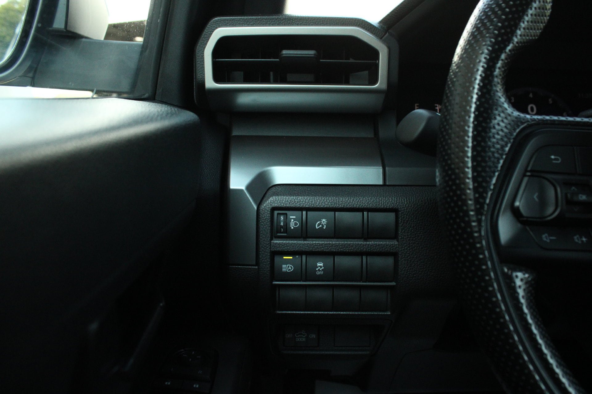 Used 2025 Toyota Tacoma SR5 AWD/4WD image 25