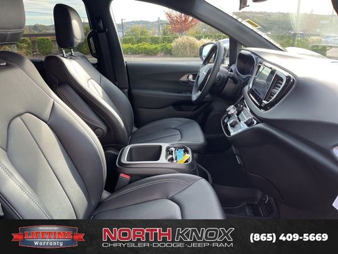 New 2026 Chrysler Voyager LX image 28