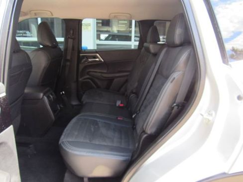 Used 2023 Mitsubishi Outlander SE image 19