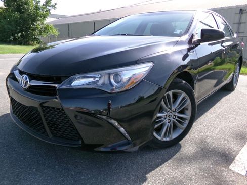 Used 2015 Toyota Camry SE w/ Moonroof Package FWD image 1