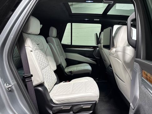 Used 2025 Cadillac Escalade Sport Platinum w/ LPO, ONYX Package image 40