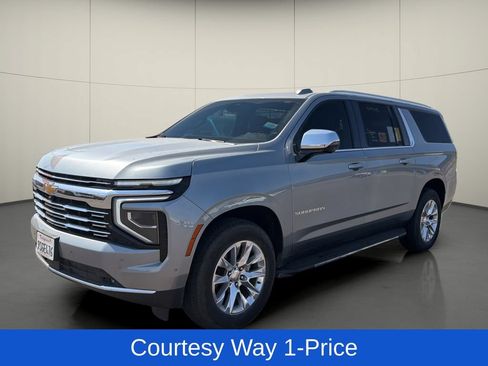 Used 2025 Chevrolet Suburban Premier RWD image 4