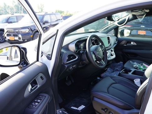 New 2026 Chrysler Pacifica Select image 10