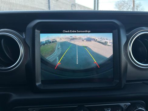 Used 2018 Jeep Wrangler Unlimited Sahara image 22