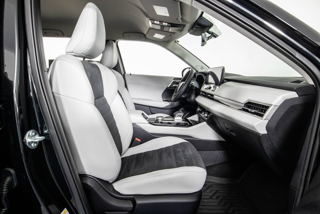 Used 2025 Mitsubishi Outlander SE FWD image 11