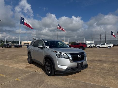 Used 2022 Nissan Pathfinder SV FWD image 1