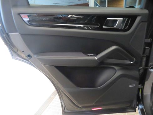 Used 2019 Porsche Cayenne image 17